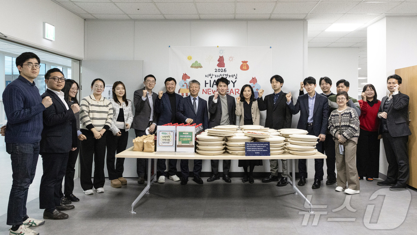 (서울=뉴스1) = 이재명 대통령이 6일 민생회복 소비쿠폰을 전국민에게 차질없이 지급해 민생경제 회복에 기여한 행정안전부 지방재정경제실 직원에게 피자를 보내 직원들을 격려했다. 사 …