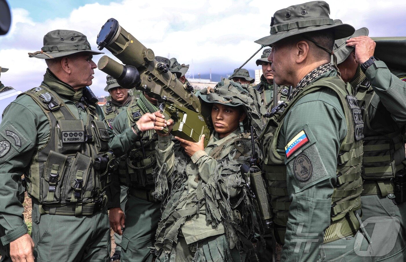 본문 이미지 - 베네수엘라 국방부가 공개한 이 사진은 2025년 11월 11일 카라카스에서 실시된 훈련 중 블라디미르 파드리노 로페스 베네수엘라 국방부 장관(오른쪽)이 이글라-S를 들고 있는 병사를 관찰하는 모습을 담고 있다. 2025.11.11. ⓒ AFP=뉴스1 ⓒ News1 이정환 기자