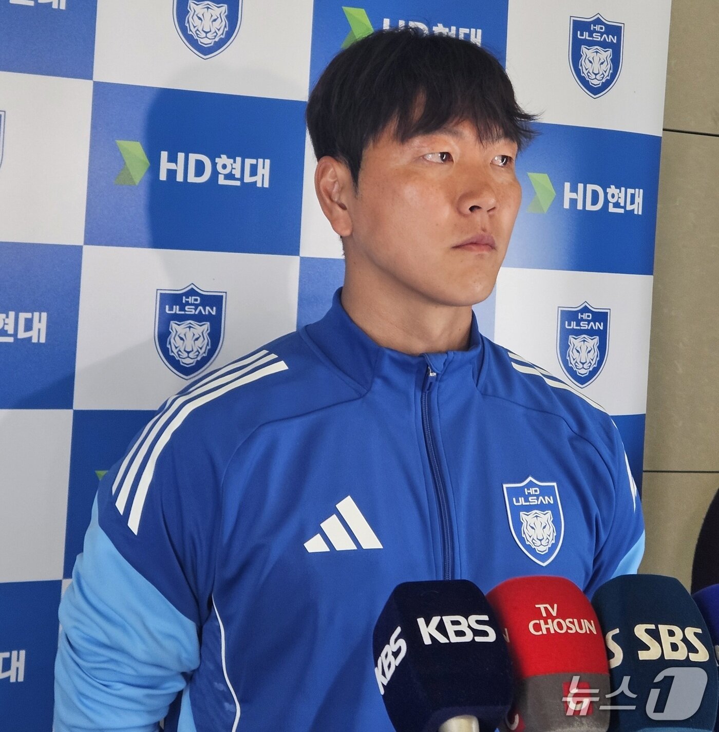 본문 이미지 - 울산 HD 김영권이 동계훈련 출국 전 인터뷰를 하고 있다. /뉴스1 ⓒ 뉴스1 김도용 기자