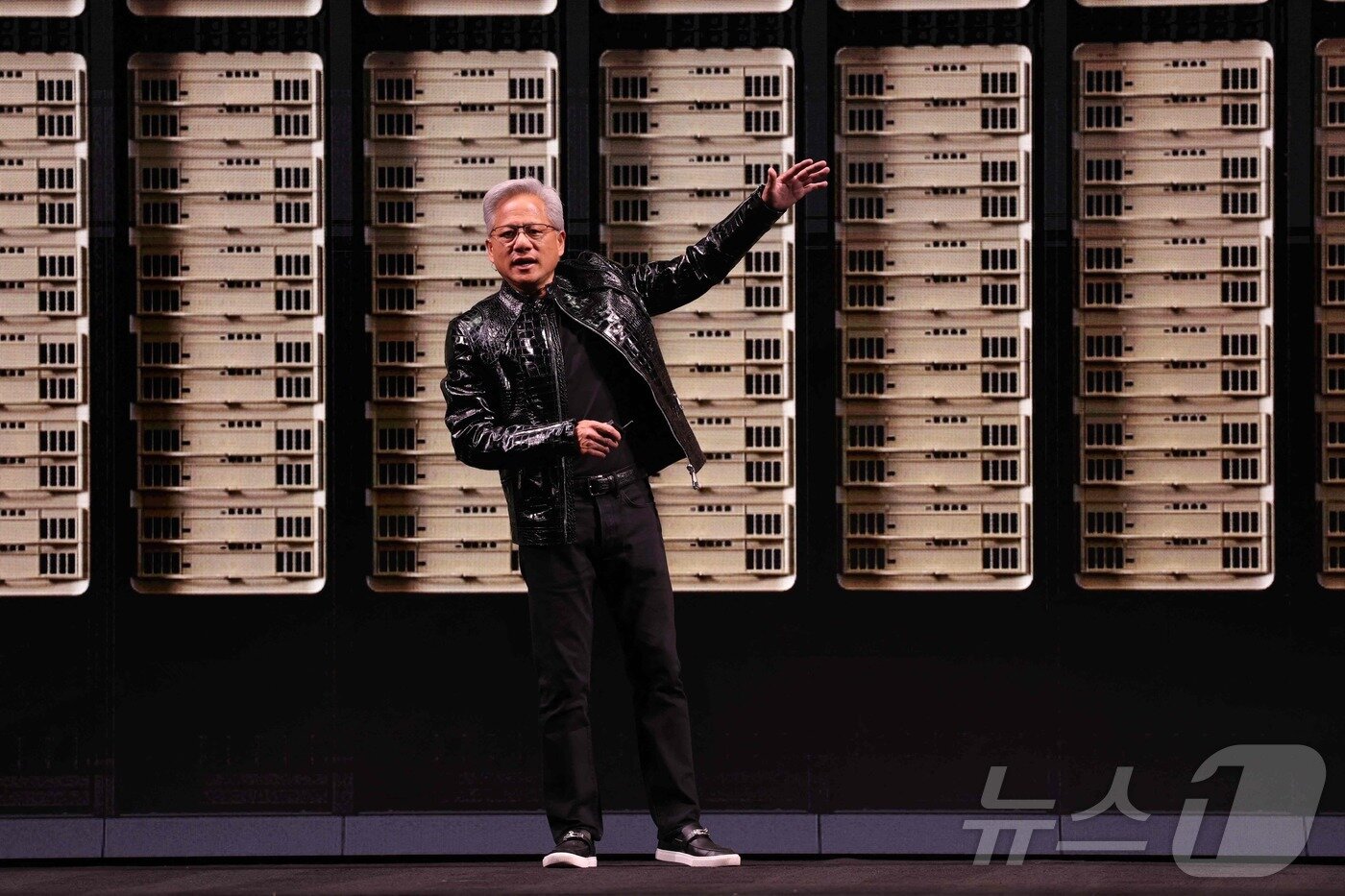 본문 이미지 - 젠슨 황 엔비디아 CEO US-AI-TECH-COMPUTERS-TELECOM ⓒ AFP=뉴스1