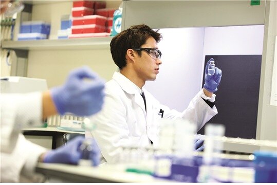 본문 이미지 - 셀트리온 연구원이 후보물질을 살펴보고 있다.(셀트리온 제공)/뉴스1