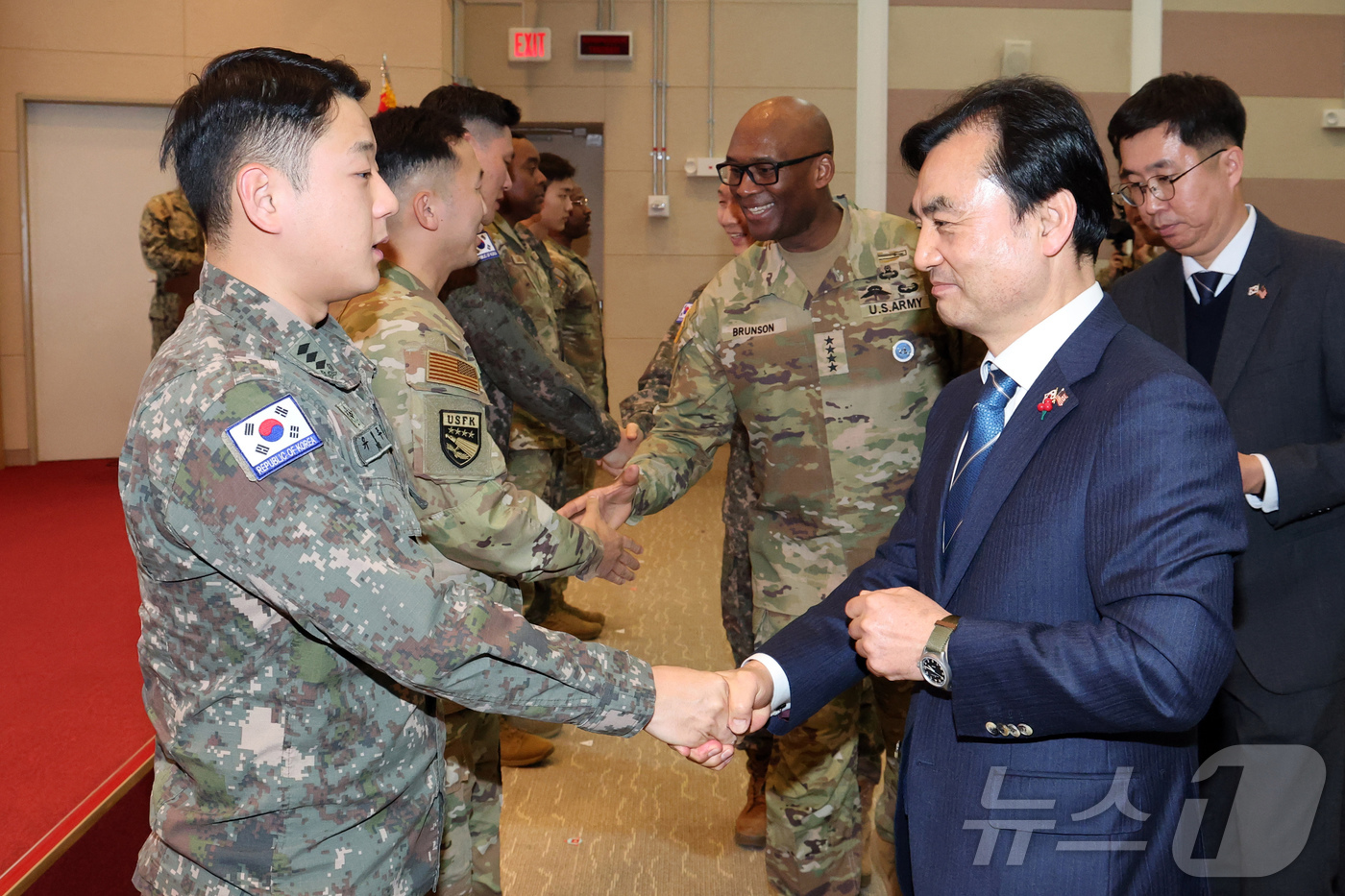 (서울=뉴스1) = 6일 경기도 평택시 캠프 험프리스 한미연합군사령부를 찾은 안규백 국방부 장관이 장병들을 격려하고 있다. (국방부 제공. 재판매 및 DB 금지) 2026.1.6/ …