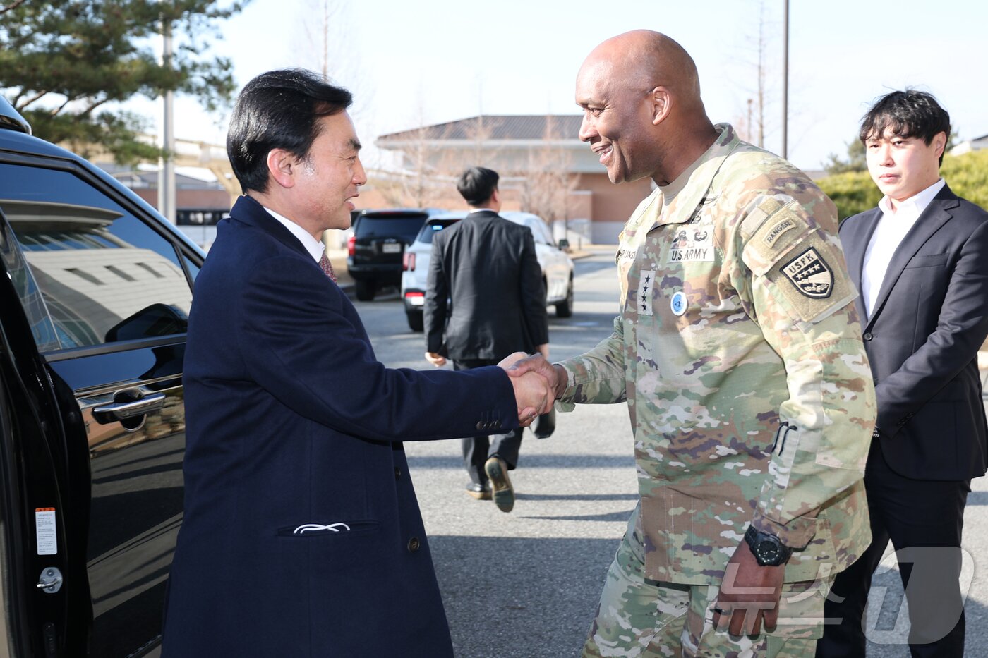 본문 이미지 - 지난 1월 6일 경기도 평택시 캠프 험프리스 주한미군사령부를 찾은 안규백 국방부 장관이 제이비어 브런슨 주한미군사령관 겸 한미연합군사령관과 악수를 하고 있다. (국방부 제공. 재판매 및 DB 금지) 2026.1.6/뉴스1