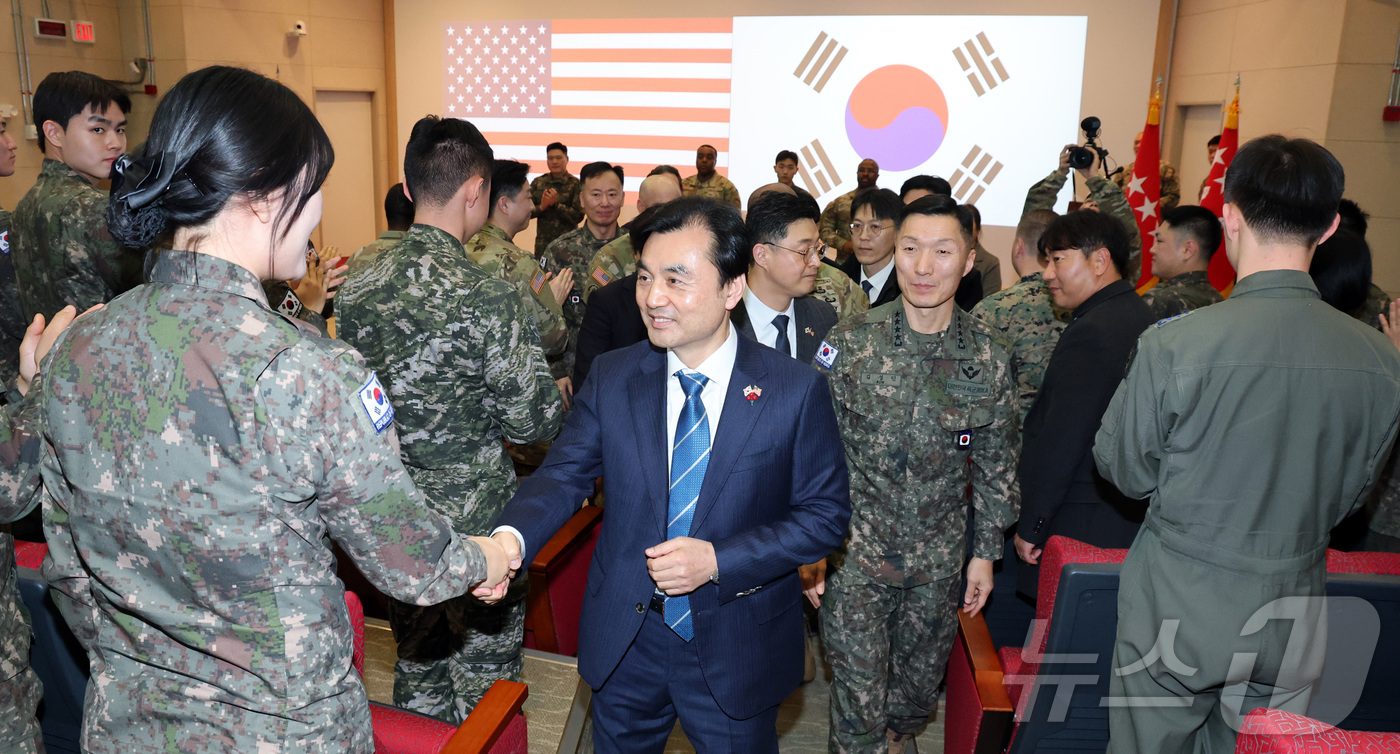 (서울=뉴스1) = 6일 경기도 평택시 캠프 험프리스 한미연합군사령부를 찾은 안규백 국방부 장관이 장병들을 격려하고 있다. (국방부 제공. 재판매 및 DB 금지) 2026.1.6/ …