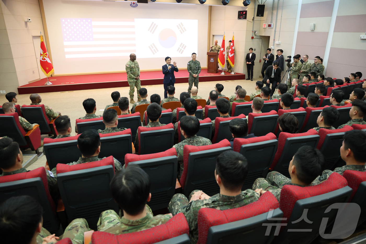 (서울=뉴스1) = 6일 경기도 평택시 캠프 험프리스 한미연합군사령부를 찾은 안규백 국방부 장관이 장병들을 격려하고 있다. (국방부 제공. 재판매 및 DB 금지) 2026.1.6/ …