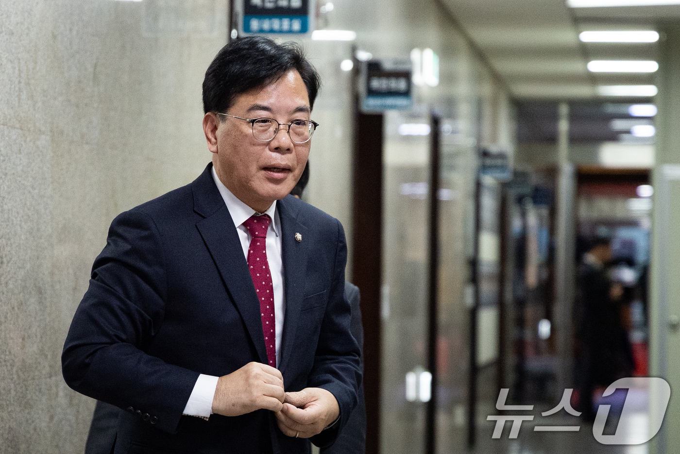 (서울=뉴스1) 유승관 기자 = 송언석 국민의힘 원내대표가 6일 서울 여의도 국회에서 현안 관련 백브리핑을 위해 원내대표실에서 나오고 있다. 2026.1.6/뉴스1