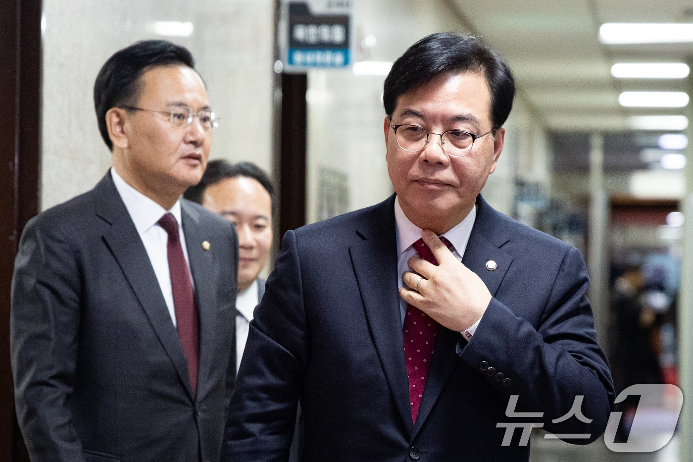 (서울=뉴스1) 유승관 기자 = 송언석 국민의힘 원내대표가 6일 서울 여의도 국회에서 현안 관련 백브리핑을 위해 원내대표실에서 나오고 있다. 2026.1.6/뉴스1