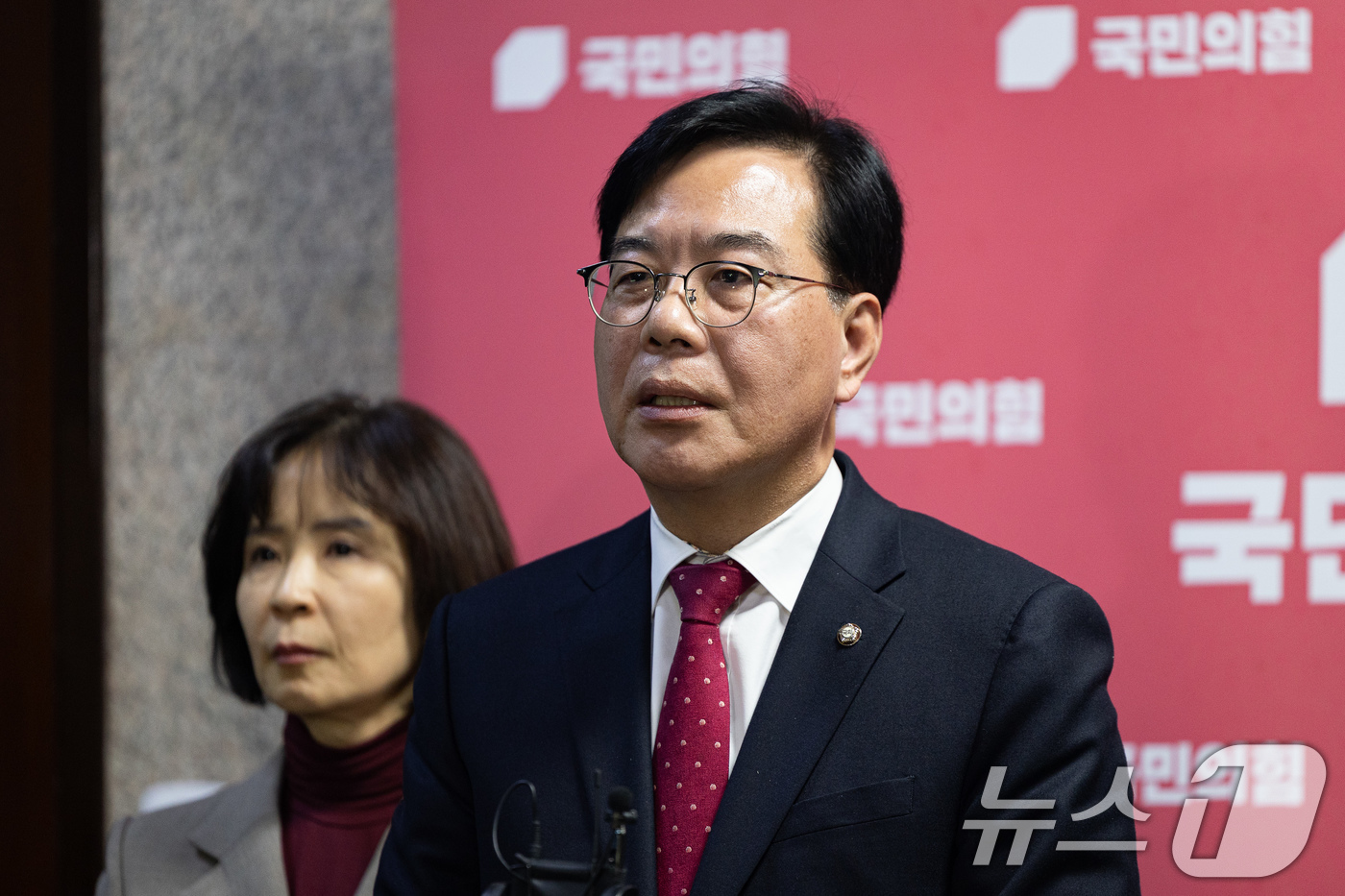 (서울=뉴스1) 유승관 기자 = 송언석 국민의힘 원내대표가 6일 서울 여의도 국회에서 현안 관련 백브리핑을 하고 있다. 왼쪽은 최수진 원내수석대변인. 2026.1.6/뉴스1