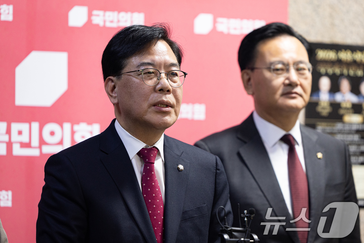 (서울=뉴스1) 유승관 기자 = 송언석 국민의힘 원내대표가 6일 서울 여의도 국회에서 현안 관련 백브리핑을 하고 있다. 오른쪽은 유상범 원내수석부대표. 2026.1.6/뉴스1