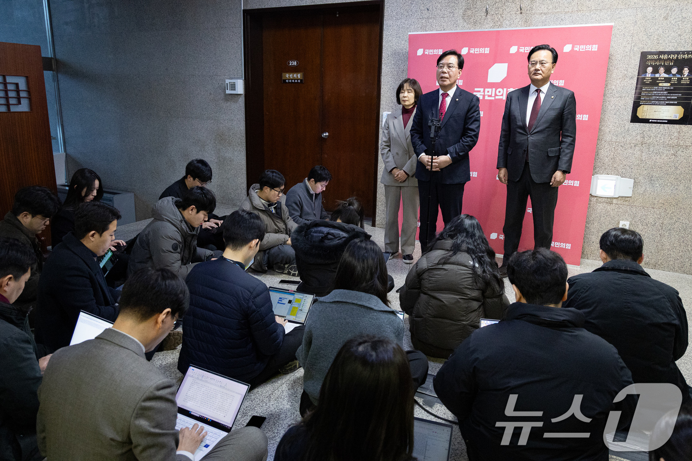 (서울=뉴스1) 유승관 기자 = 송언석 국민의힘 원내대표가 6일 서울 여의도 국회에서 현안 관련 백브리핑을 하고 있다. 왼쪽부터 최수진 원내수석대변인, 송 원내대표, 유상범 원내수 …