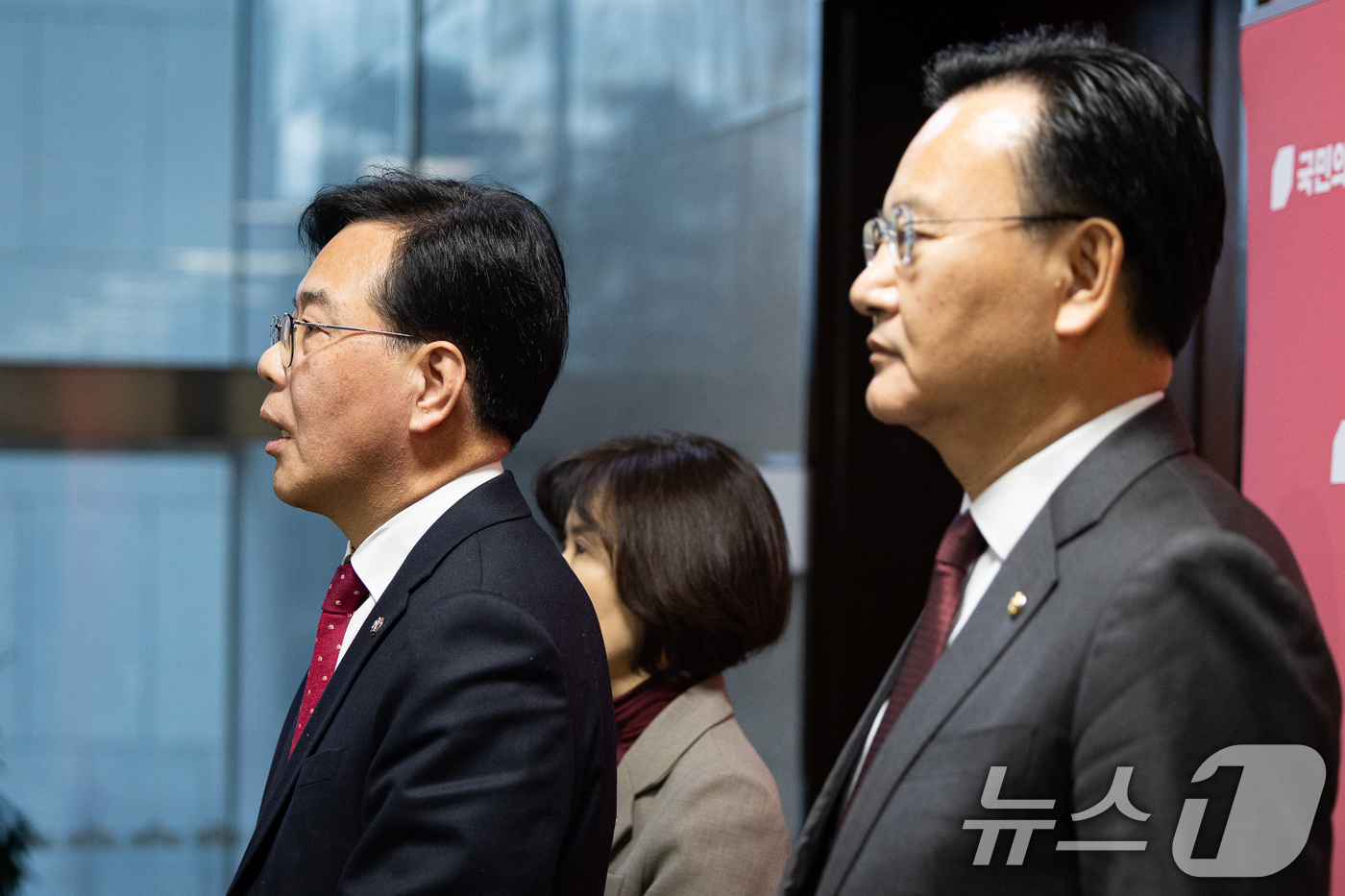 (서울=뉴스1) 유승관 기자 = 송언석 국민의힘 원내대표가 6일 서울 여의도 국회에서 현안 관련 백브리핑을 하고 있다. 2026.1.6/뉴스1