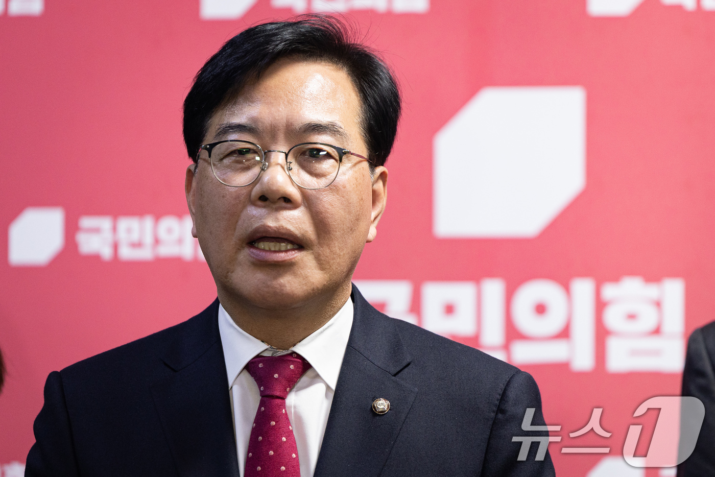 (서울=뉴스1) 유승관 기자 = 송언석 국민의힘 원내대표가 6일 서울 여의도 국회에서 현안 관련 백브리핑을 하고 있다. 2026.1.6/뉴스1