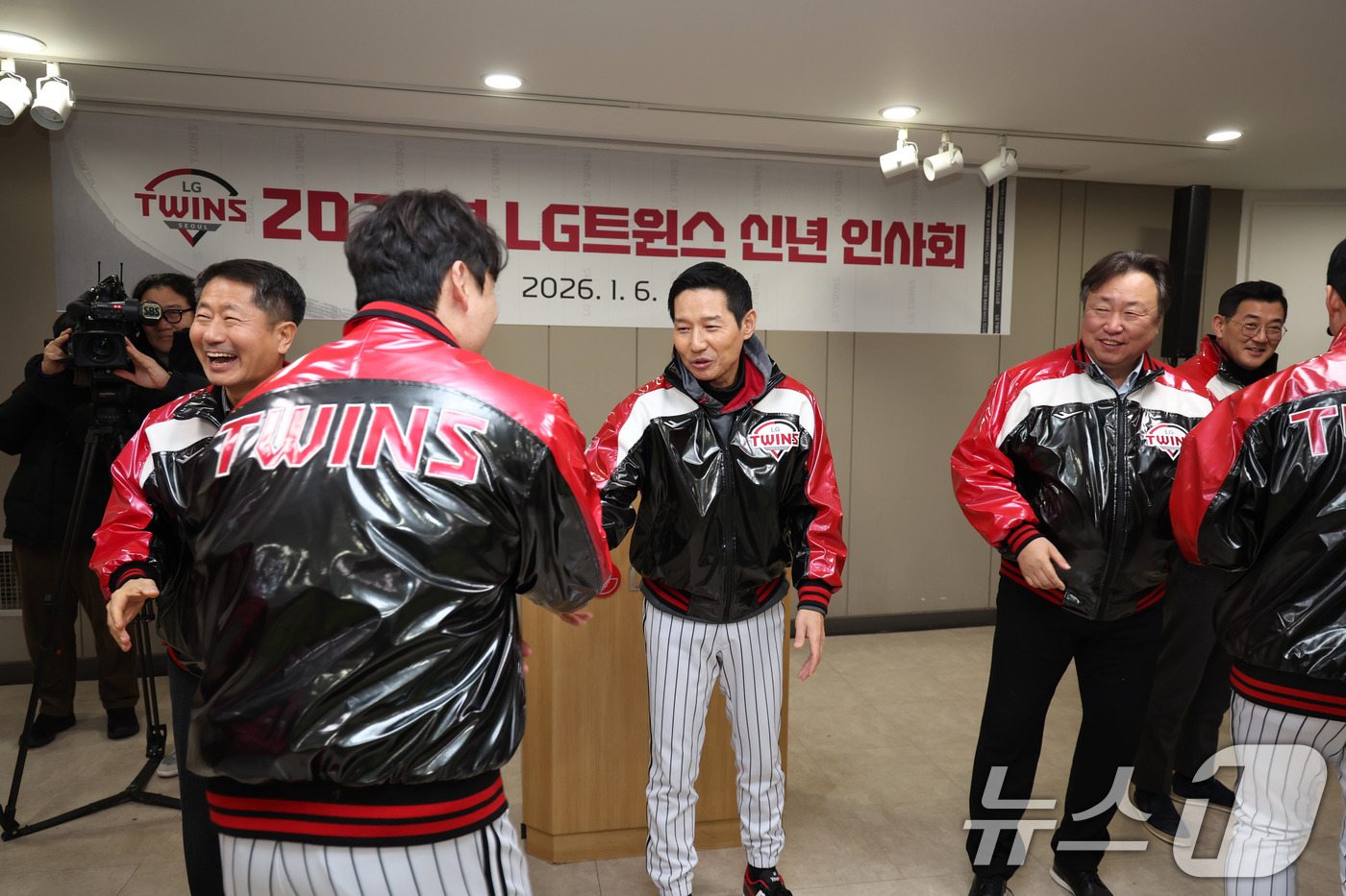 (서울=뉴스1) 이호윤 기자 = 김인석 LG스포츠 대표이사와 염경엽 LG트윈스 감독이 6일 서울 잠실구장에서 열린 LG트윈스 2026 신년인사회에서 선수단과 악수를 나누고 있다. …