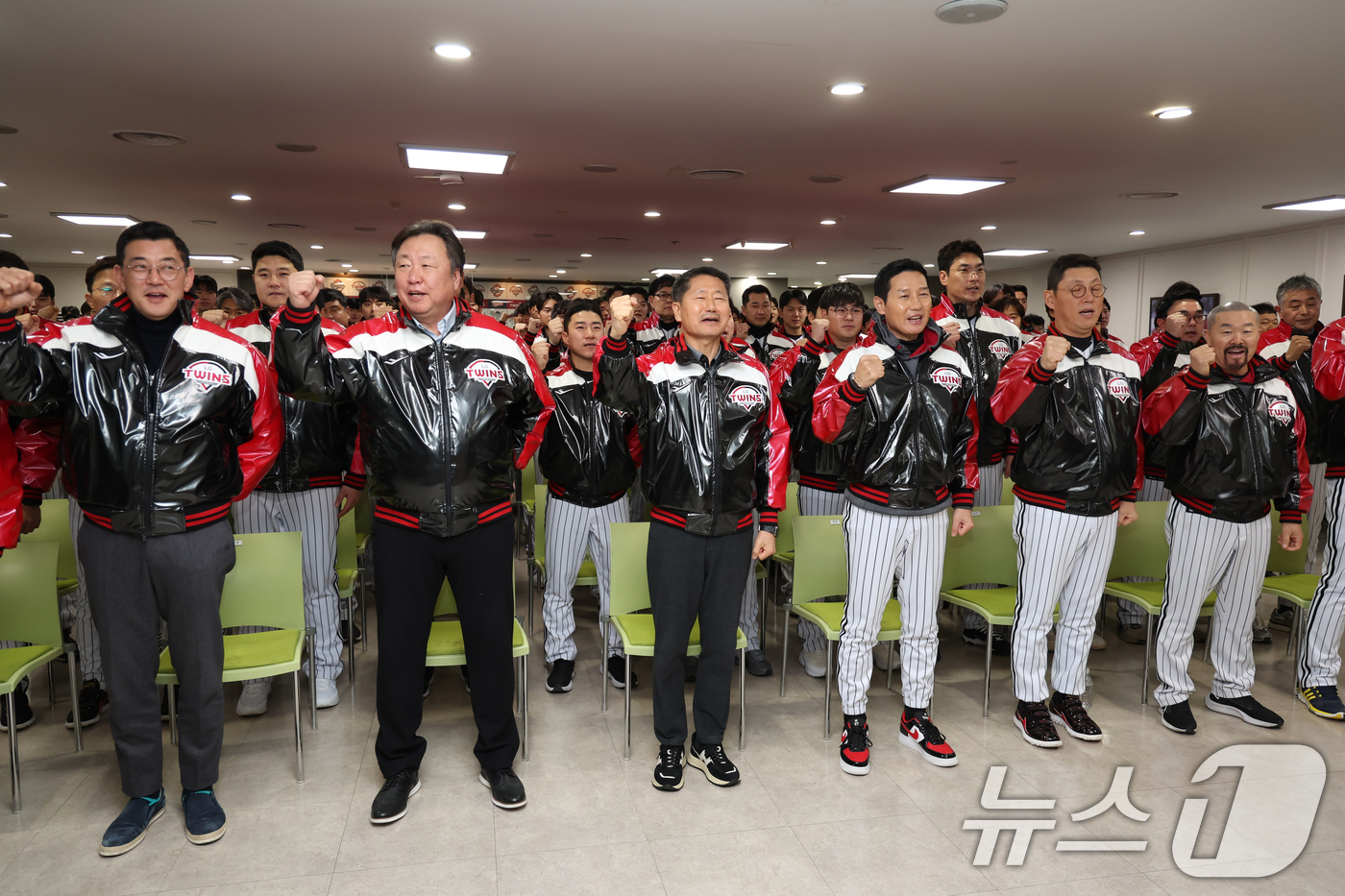 (서울=뉴스1) 이호윤 기자 = 김인석 LG스포츠 대표이사와 염경엽 LG트윈스 감독이 6일 서울 잠실구장에서 열린 LG트윈스 2026 신년인사회에서 선수단과 파이팅을 외치고 있다. …