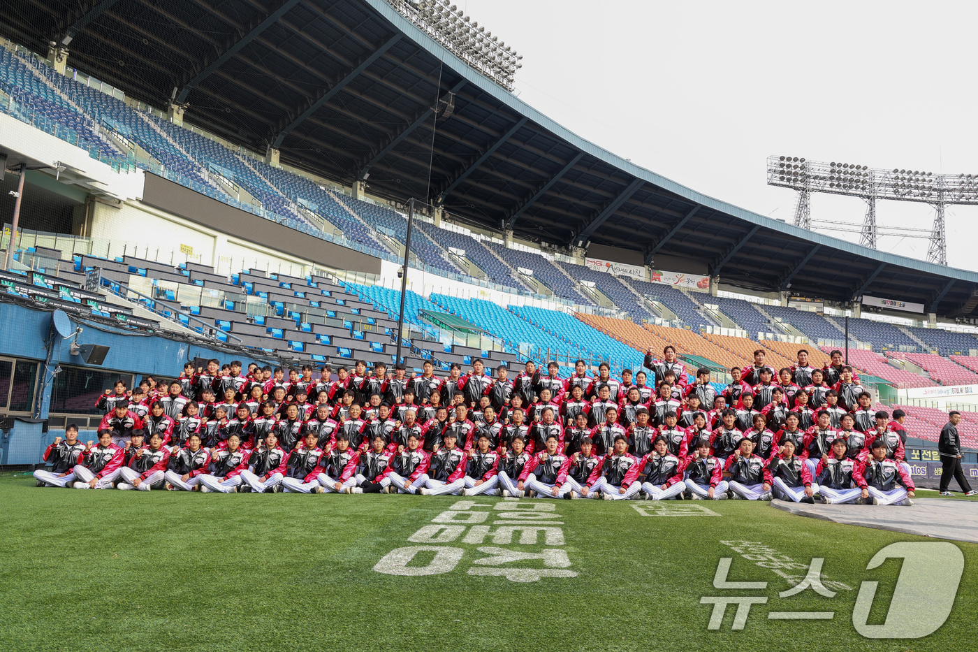 (서울=뉴스1) 이호윤 기자 = 김인석 LG스포츠 대표이사와 염경엽 LG트윈스 감독이 6일 서울 잠실구장에서 열린 LG트윈스 2026 신년인사회에서 선수단과 기념사진을 촬영하고 있 …