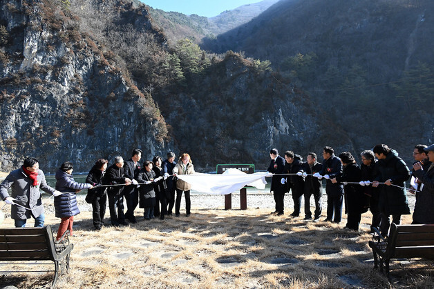 '하늘로 솟는 역고드름'…임진왜란 항전지 '평창적벽' 현판식