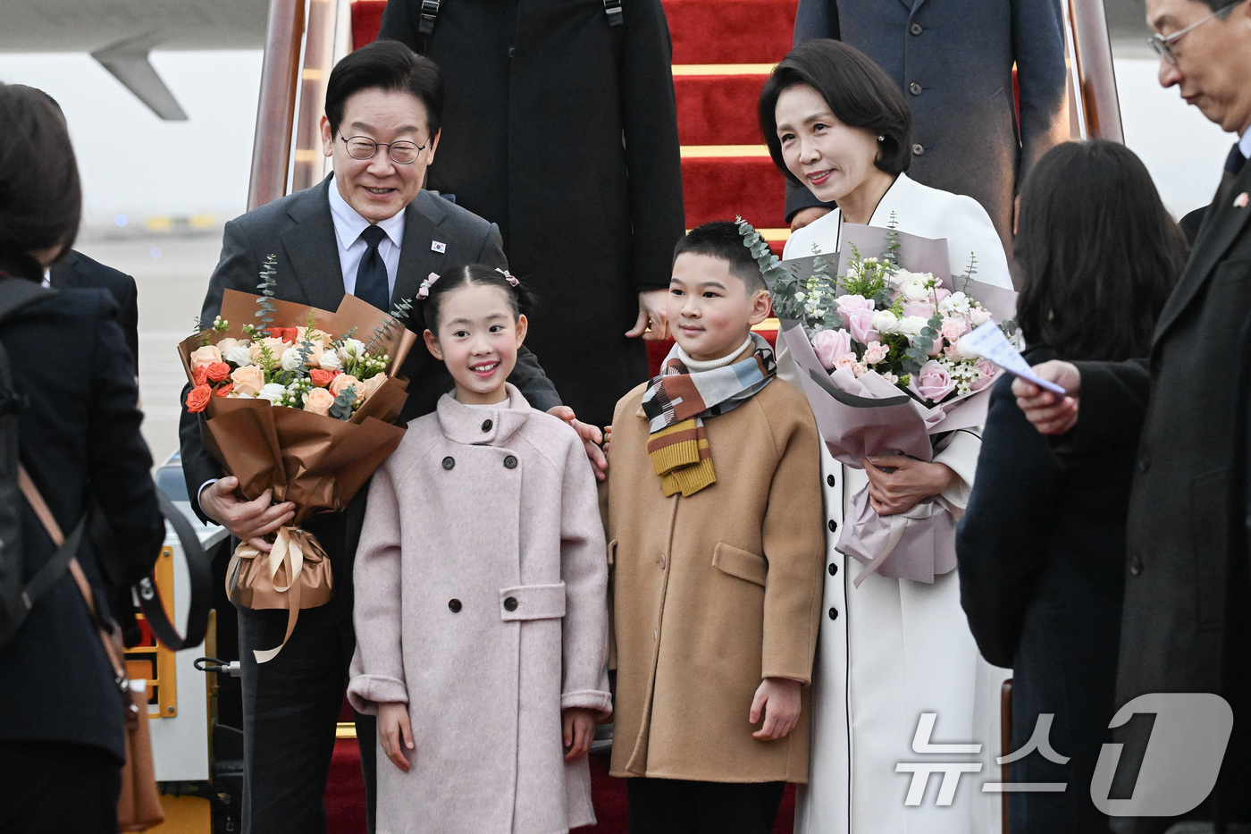 (상하이(중국)=뉴스1) 허경 기자 = 이재명 대통령과 부인 김혜경여사가 6일 중국방문 두번째 도시인 상하이 푸동 국제공항 도착해 영접나온 화동과 기념사진을 찍고 있다. 2026. …