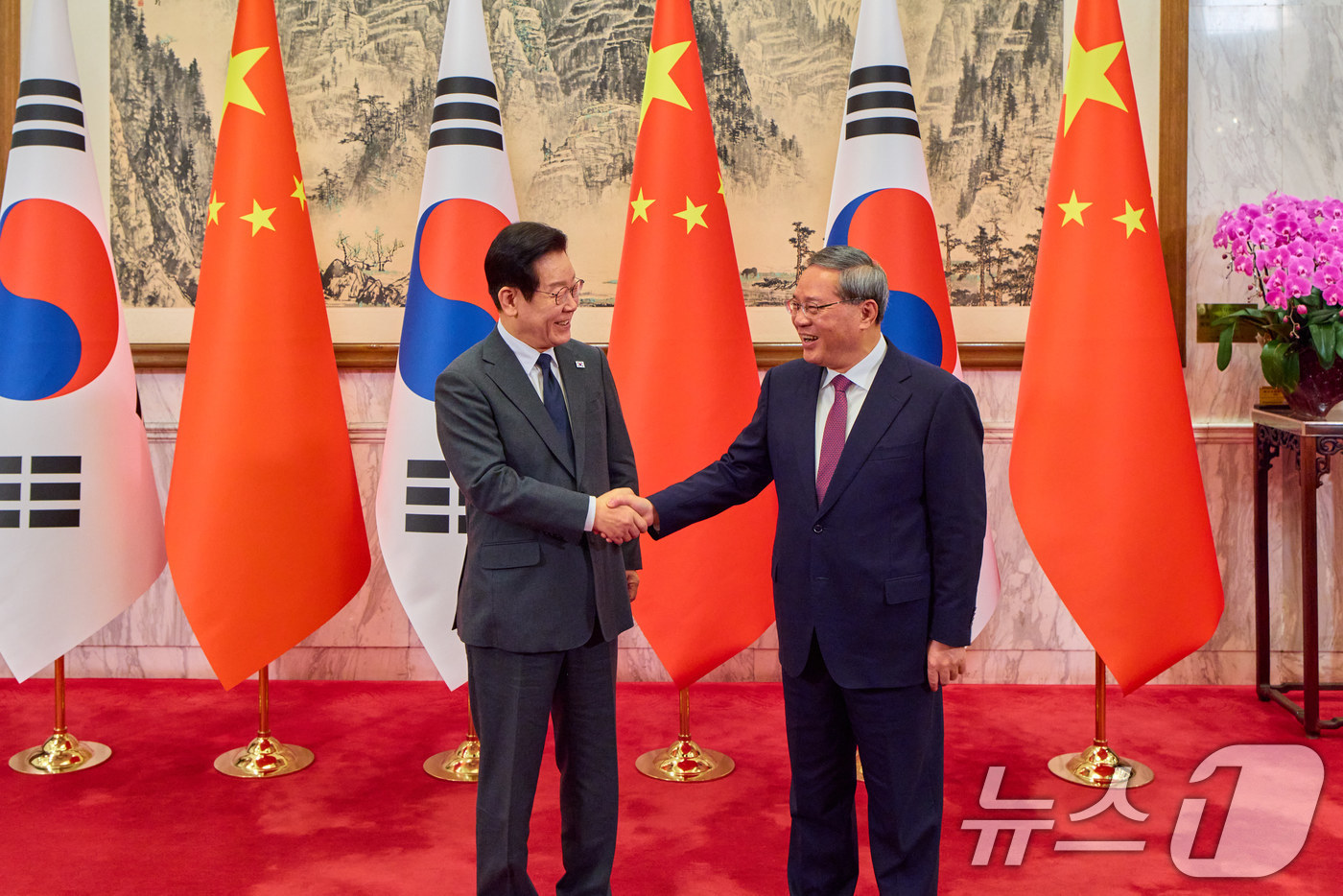 (베이징(중국)=뉴스1) 허경 기자 = 중국을 국빈방문 중인 이재명 대통령이 6일 베이징 조어대에서 리창 총리와 악수하고 있다. (공동취재)  2026.1.6/뉴스1