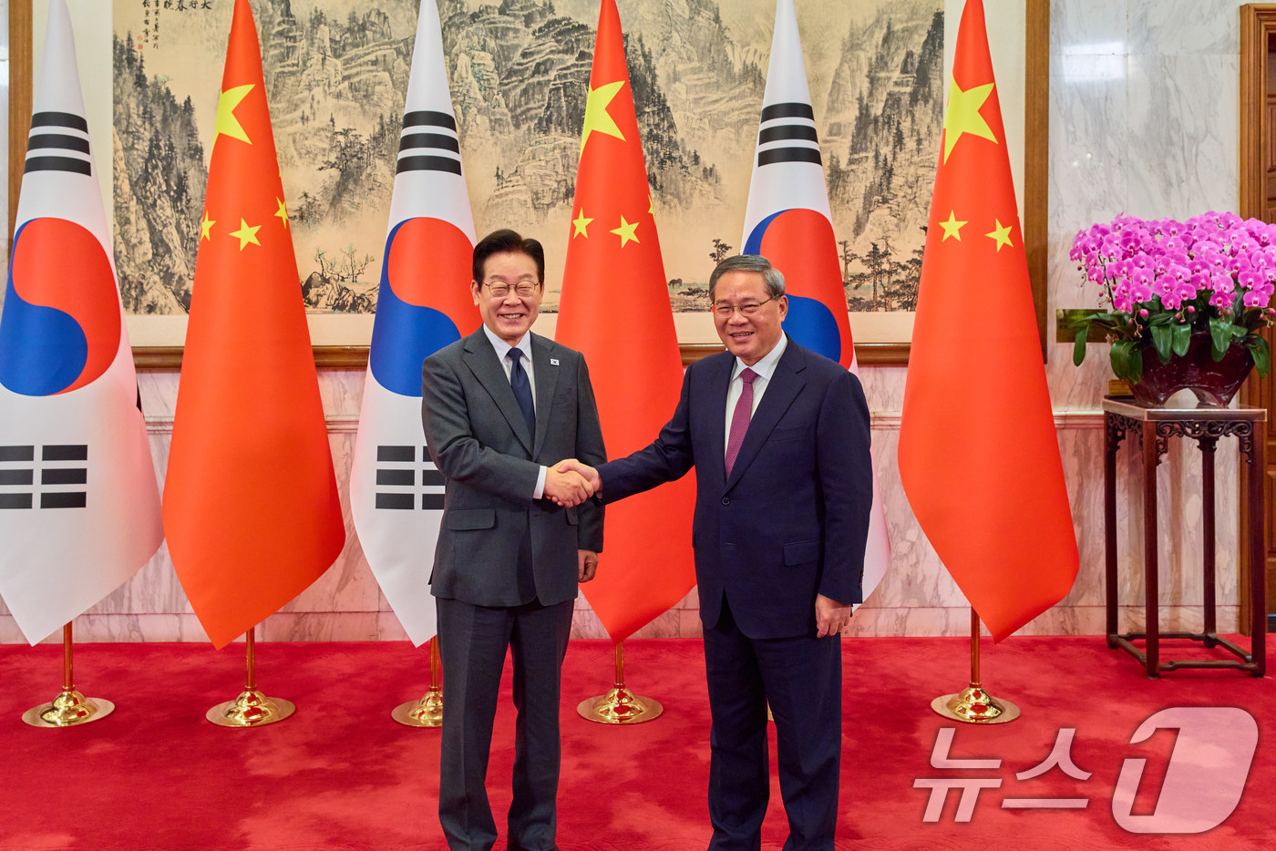 (베이징(중국)=뉴스1) 허경 기자 = 중국을 국빈방문 중인 이재명 대통령이 6일 베이징 조어대에서 리창 총리와 악수하고 있다. (공동취재)  2026.1.6/뉴스1