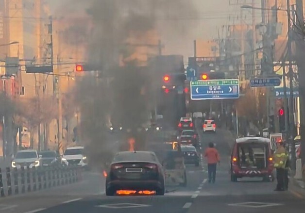 서산 동문동서 주행 중 차량 화재…2명 자력 탈출