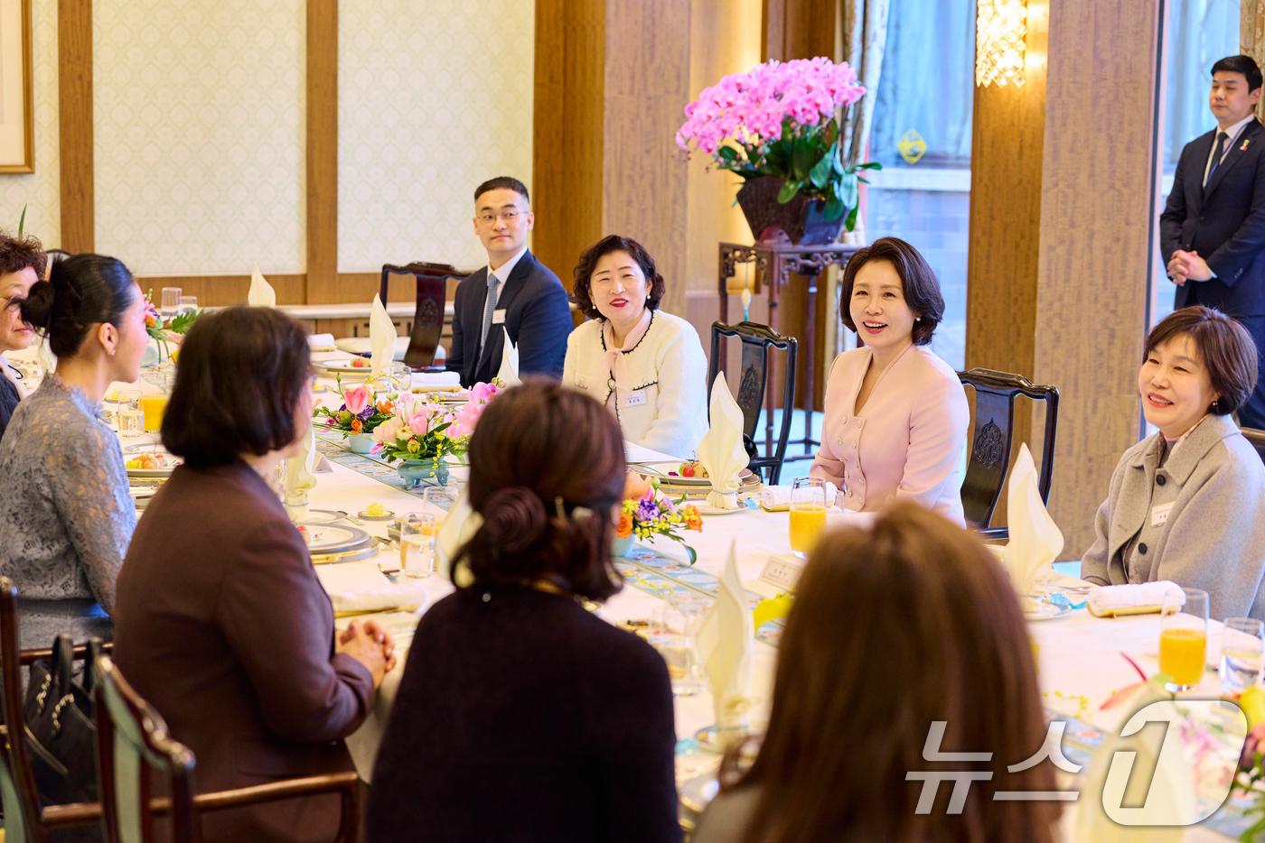 (베이징(중국)=뉴스1) 허경 기자 = 김혜경 여사가 6일 중국 베이징 조어대에서 열린 재중 한인 여성 활동가 초청 오찬간담회에서 발언을 하고 있다. (공동취재) 2026.1.6/ …