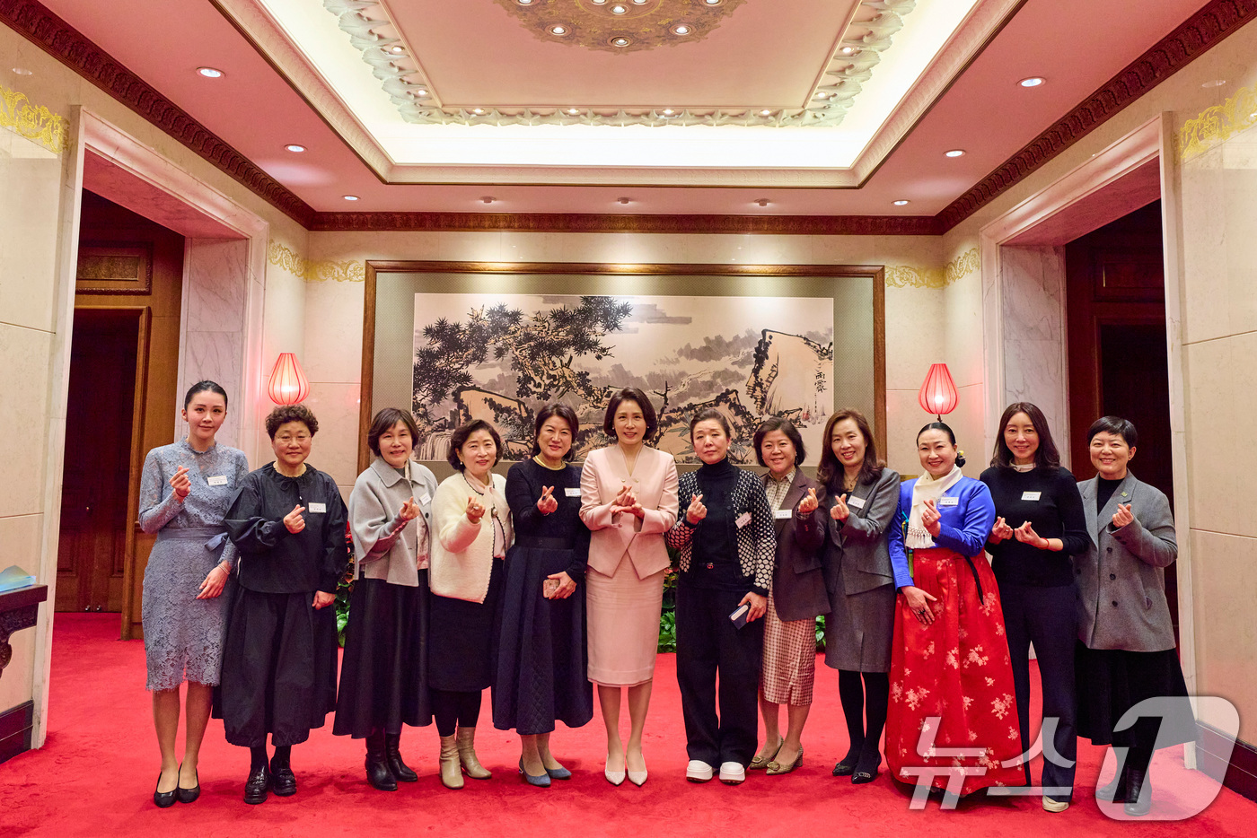 (베이징(중국)=뉴스1) 허경 기자 = 김혜경 여사가 6일 중국 베이징 조어대에서 열린 재중 한인 여성 활동가 초청 오찬간담회에서 참석자들과 기념촬영을 하고 있다. (공동취재) 2 …