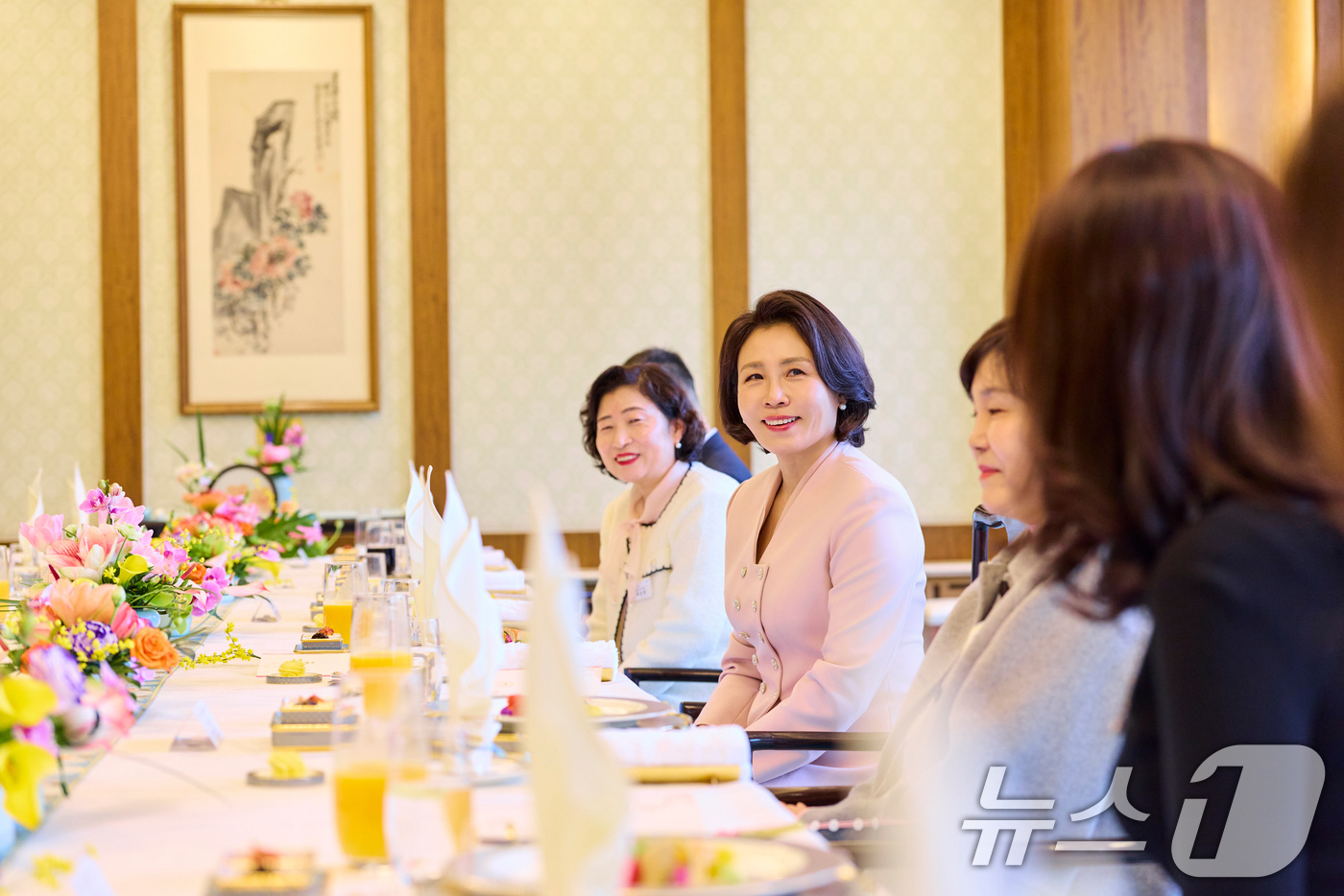 (베이징(중국)=뉴스1) 허경 기자 = 김혜경 여사가 6일 중국 베이징 조어대에서 열린 재중 한인 여성 활동가 초청 오찬간담회에서 발언을 듣고 있다. (공동취재) 2026.1.6/ …