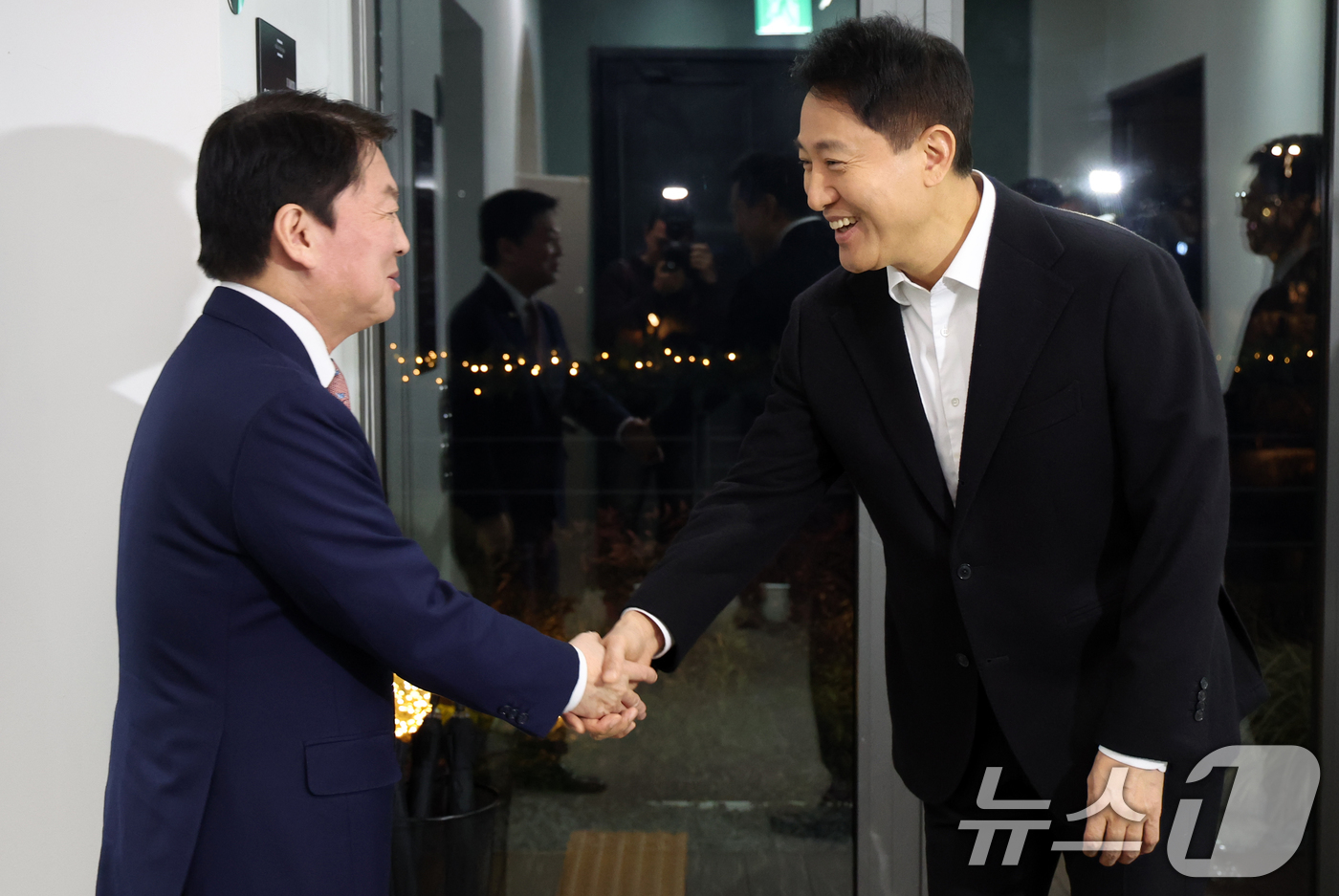 (서울=뉴스1) 김명섭 기자 = 오세훈 서울시장과 안철수 국민의힘 국회의원이 6일 오후 서울 용산구 한남동 서울시장 공관에서 회동을 하고 있다.  2026.1.6/뉴스1