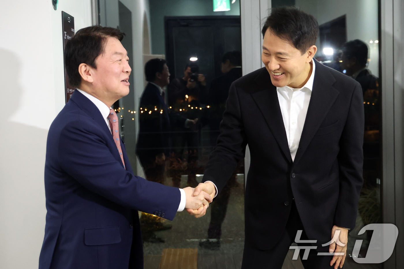 (서울=뉴스1) 김명섭 기자 = 오세훈 서울시장과 안철수 국민의힘 국회의원이 6일 오후 서울 용산구 한남동 서울시장 공관에서 회동을 하고 있다.  2026.1.6/뉴스1