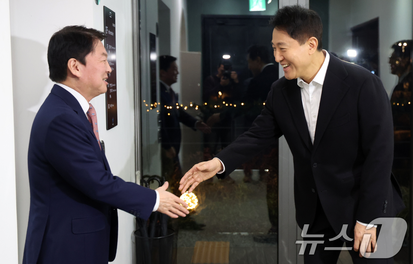 (서울=뉴스1) 김명섭 기자 = 오세훈 서울시장과 안철수 국민의힘 국회의원이 6일 오후 서울 용산구 한남동 서울시장 공관에서 회동을 하고 있다.  2026.1.6/뉴스1