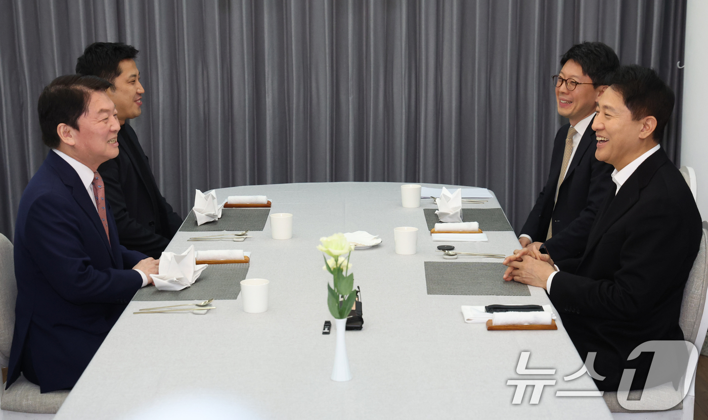 (서울=뉴스1) 김명섭 기자 = 오세훈 서울시장과 안철수 국민의힘 국회의원이 6일 오후 서울 용산구 한남동 서울시장 공관에서 회동을 하고 있다.  2026.1.6/뉴스1