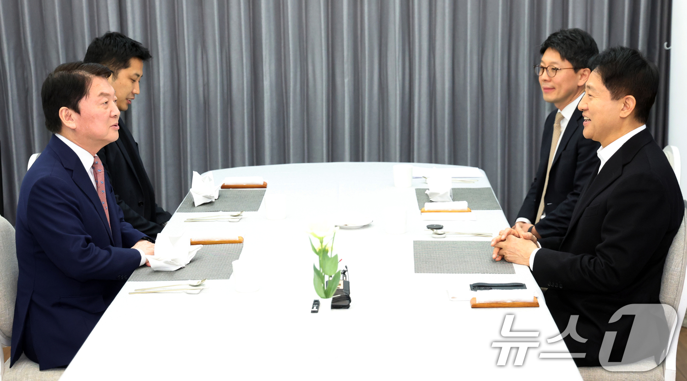 (서울=뉴스1) 김명섭 기자 = 오세훈 서울시장과 안철수 국민의힘 국회의원이 6일 오후 서울 용산구 한남동 서울시장 공관에서 회동을 하고 있다.  2026.1.6/뉴스1