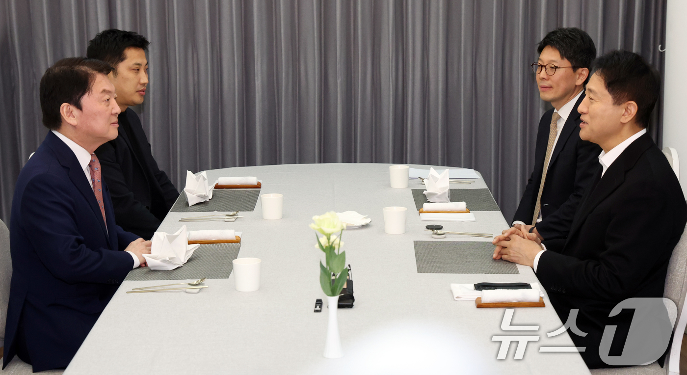 (서울=뉴스1) 김명섭 기자 = 오세훈 서울시장과 안철수 국민의힘 국회의원이 6일 오후 서울 용산구 한남동 서울시장 공관에서 회동을 하고 있다.  2026.1.6/뉴스1