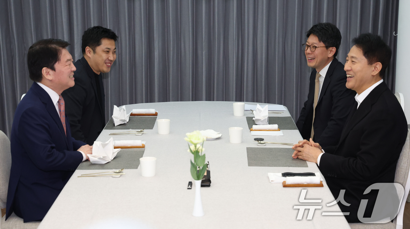 (서울=뉴스1) 김명섭 기자 = 오세훈 서울시장과 안철수 국민의힘 국회의원이 6일 오후 서울 용산구 한남동 서울시장 공관에서 회동을 하고 있다.  2026.1.6/뉴스1