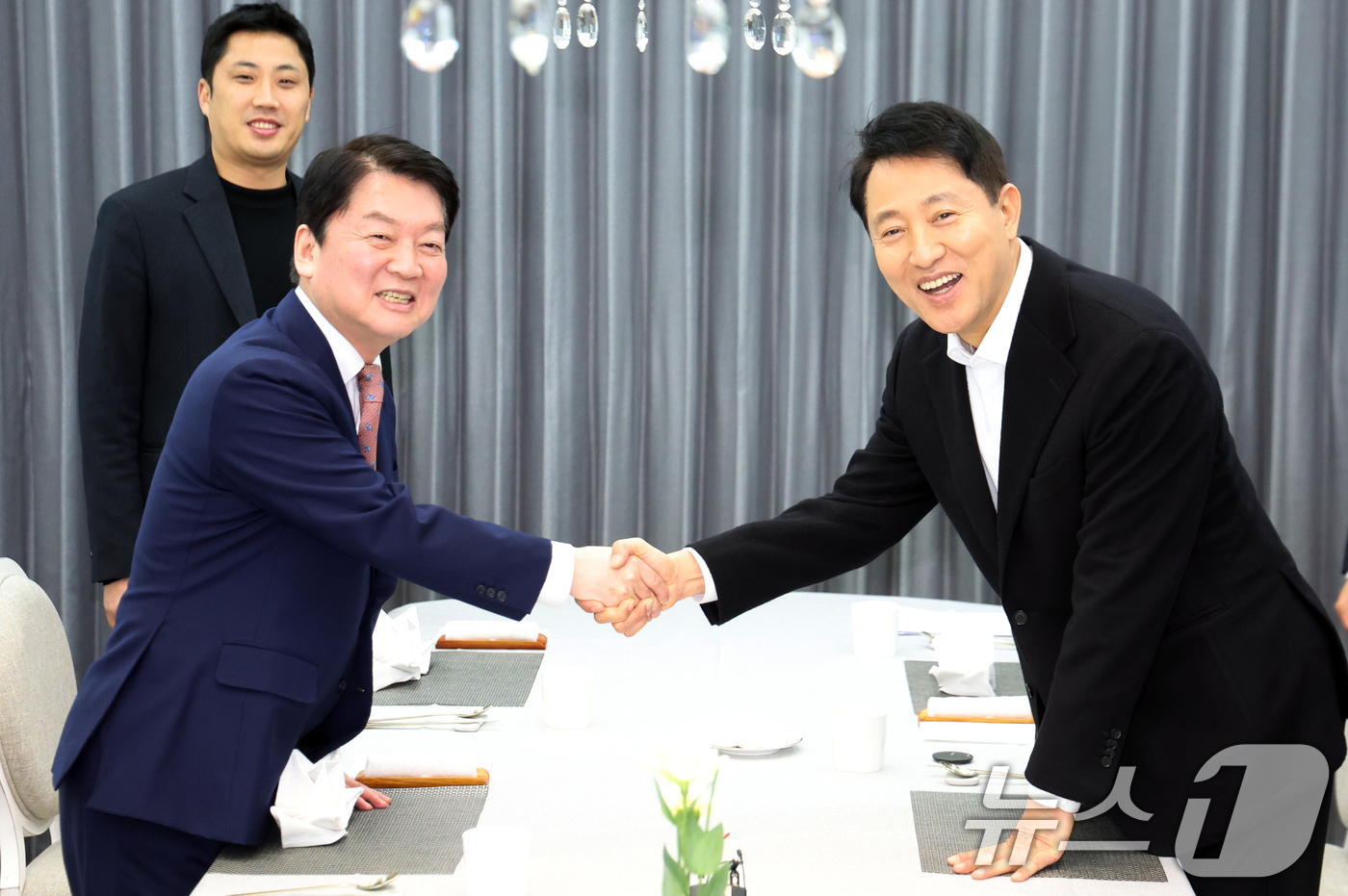 (서울=뉴스1) 김명섭 기자 = 오세훈 서울시장과 안철수 국민의힘 국회의원이 6일 오후 서울 용산구 한남동 서울시장 공관에서 회동을 하고 있다.  2026.1.6/뉴스1