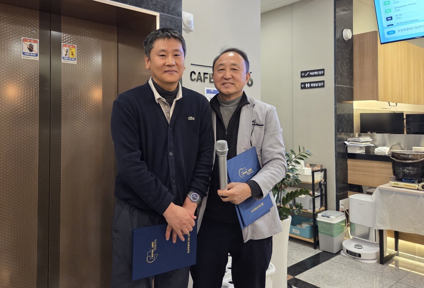 본문 이미지 - 2025년 '로얄 스피릿 어워드' 시상 후 정인성 원장(오른쪽)과 박철 원장이 기념 사진을 찍고 있다. ⓒ 뉴스1 한송아 기자