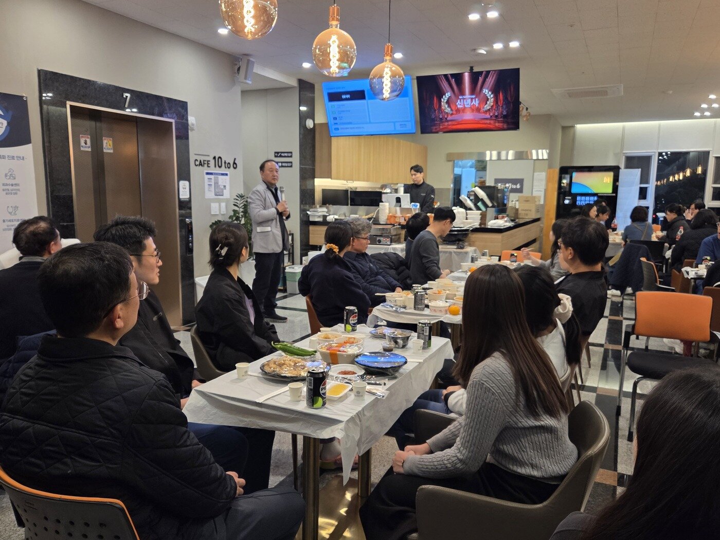 본문 이미지 - 시무식에서 인사말 하는 정인성 로얄동물메디컬센터 대표원장 ⓒ 뉴스1 한송아 기자