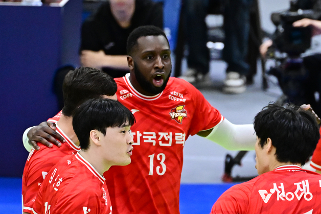 '베논 26점' 한국전력, OK저축은행에 역전승 거두고 3위 복귀