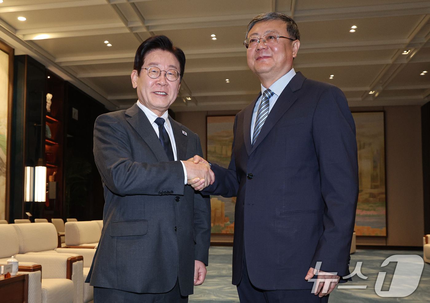 (상하이(중국)=뉴스1) 허경 기자 = 중국을 국빈방문 중인 이재명 대통령과 천지닝 상하이시 당 서기가 6일 상하이 세계회객청에서 열린 만찬 전 사전환담에서 악수하고 있다. 202 …