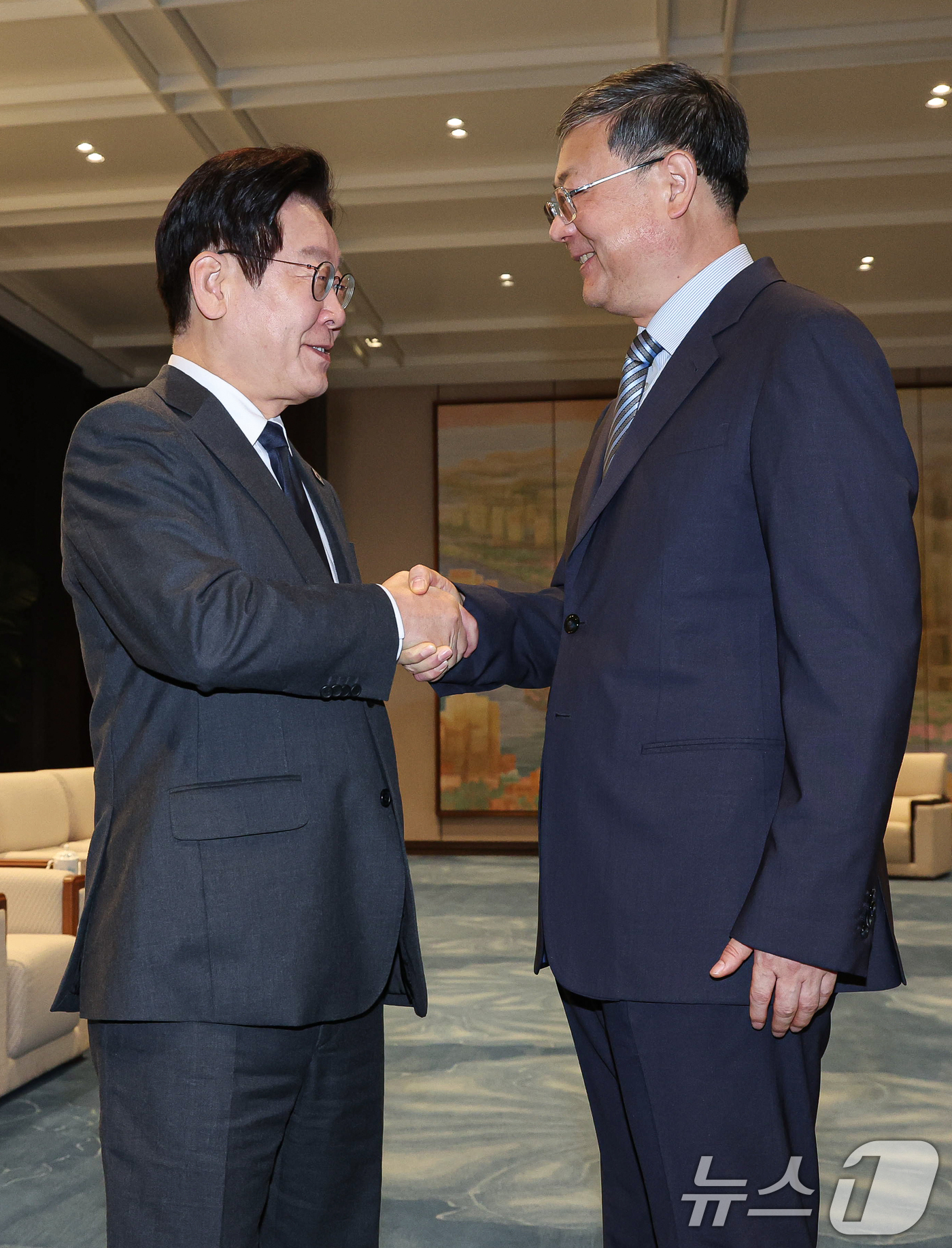 (상하이(중국)=뉴스1) 허경 기자 = 중국을 국빈방문 중인 이재명 대통령과 천지닝 상하이시 당 서기가 6일 상하이 세계회객청에서 열린 만찬 전 사전환담에서 악수하고 있다. 202 …