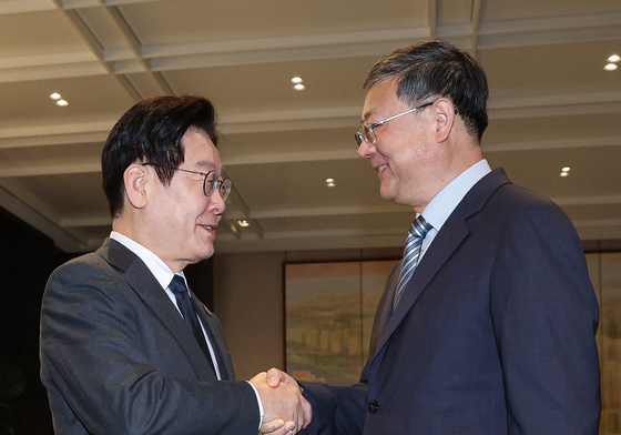 악수하는 이재명 대통령·천지닝 당 서기