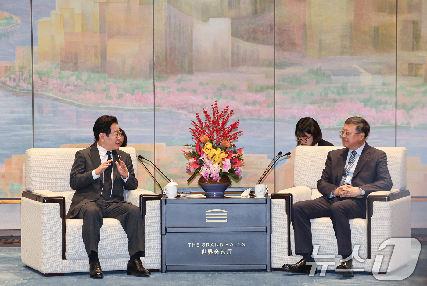 (상하이(중국)=뉴스1) 허경 기자 = 중국을 국빈방문 중인 이재명 대통령과 천지닝 상하이시 당 서기가 6일 상하이 세계회객청에서 열린 만찬 전 사전환담을 하고 있다. 2026.1 …