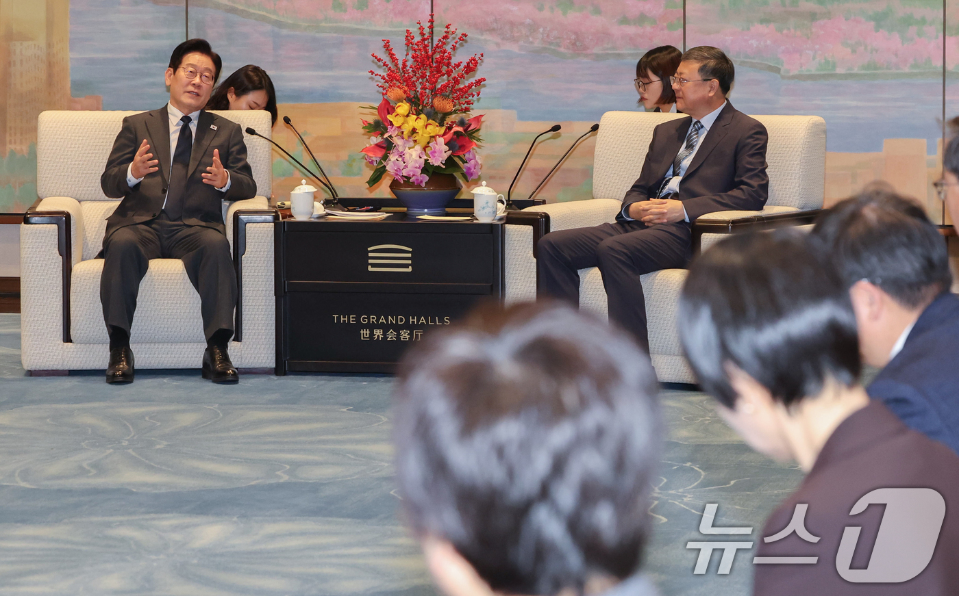 (상하이(중국)=뉴스1) 허경 기자 = 중국을 국빈방문 중인 이재명 대통령과 천지닝 상하이시 당 서기가 6일 상하이 세계회객청에서 열린 만찬 전 사전환담을 하고 있다. 2026.1 …