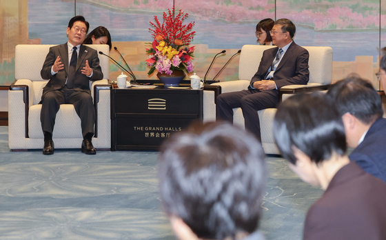 천지닝 상하이시 당 서기와 환담 나누는 이재명 대통령