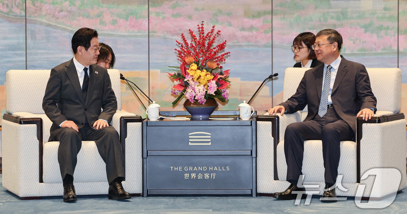 (상하이(중국)=뉴스1) 허경 기자 = 중국을 국빈방문 중인 이재명 대통령과 천지닝 상하이시 당 서기가 6일 상하이 세계회객청에서 열린 만찬 전 사전환담을 하고 있다. 2026.1 …