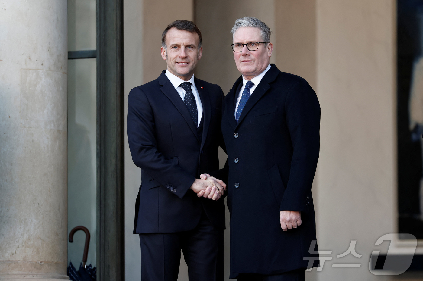 (파리 로이터=뉴스1) 강민경 기자 = 에마뉘엘 마크롱 프랑스 대통령과 키어 스타머 영국 총리가 6일 파리 엘리제궁에서 열릴 '의지의 연합' 정상회의에 앞서 악수를 나누며 기념 촬 …