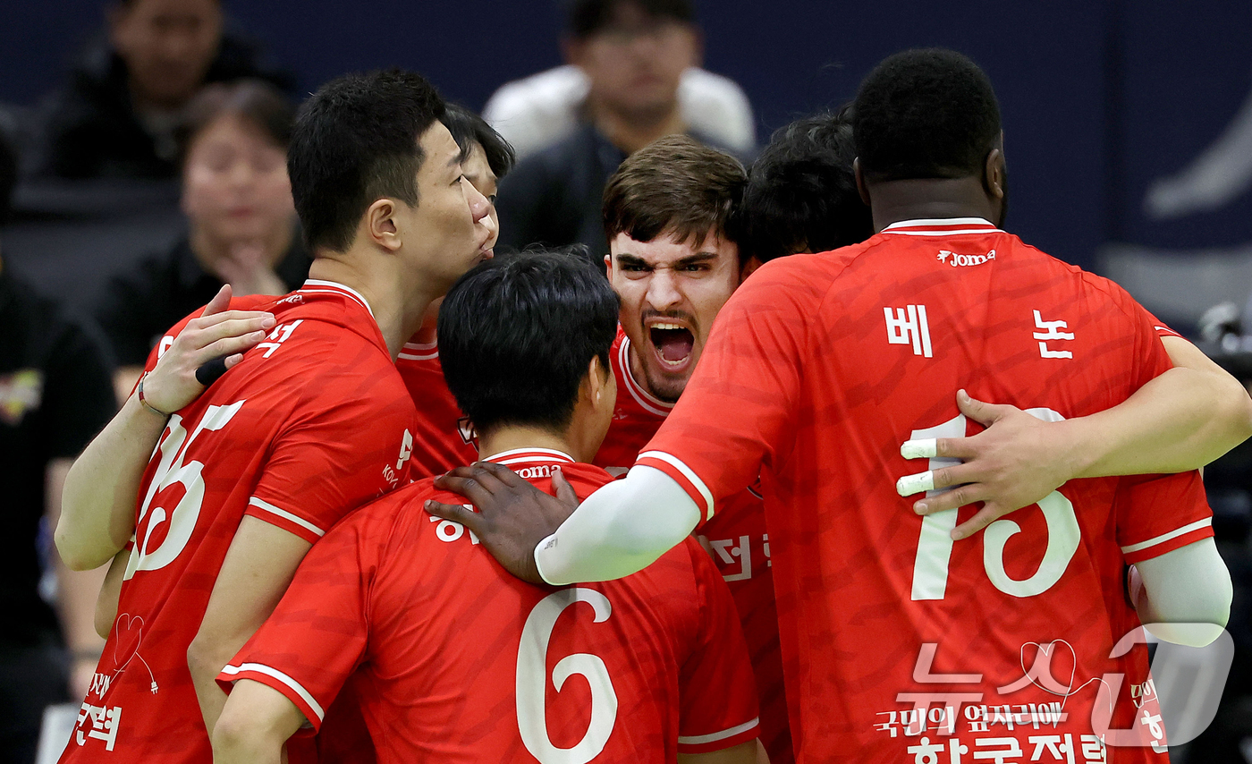 (서울=뉴스1) 이호윤 기자 = 6일 수원실내체육관에서 열린 진에어 2025-26 V-리그 프로배구대회 한국전력과  OK저축은행과의 경기, 한국전력 무사웰이 득점후 팀원들과 기뻐하 …