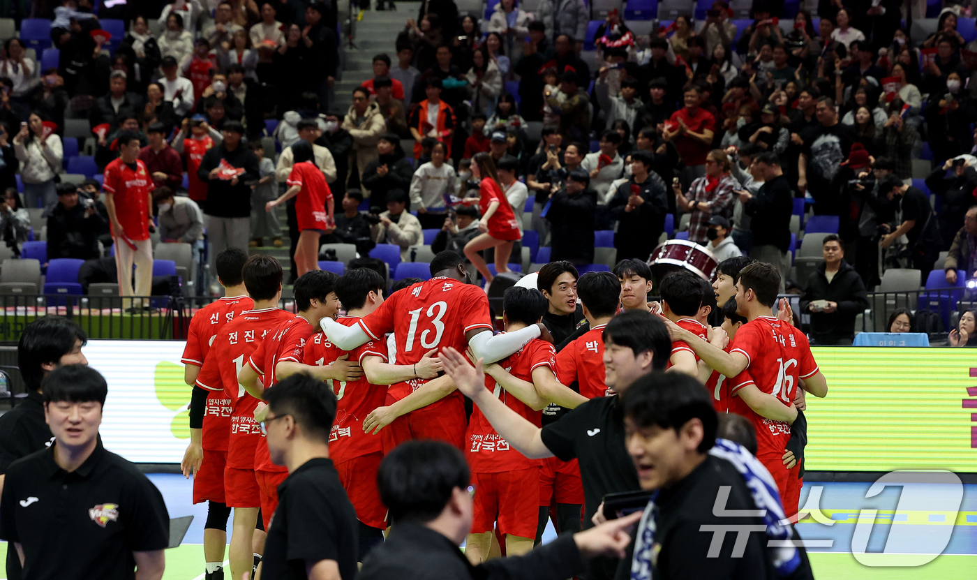 (서울=뉴스1) 이호윤 기자 = 6일 수원실내체육관에서 열린 진에어 2025-26 V-리그 프로배구대회 한국전력과  OK저축은행과의 경기, 한국전력 선수들이 3-1로 승리를 거둔 …