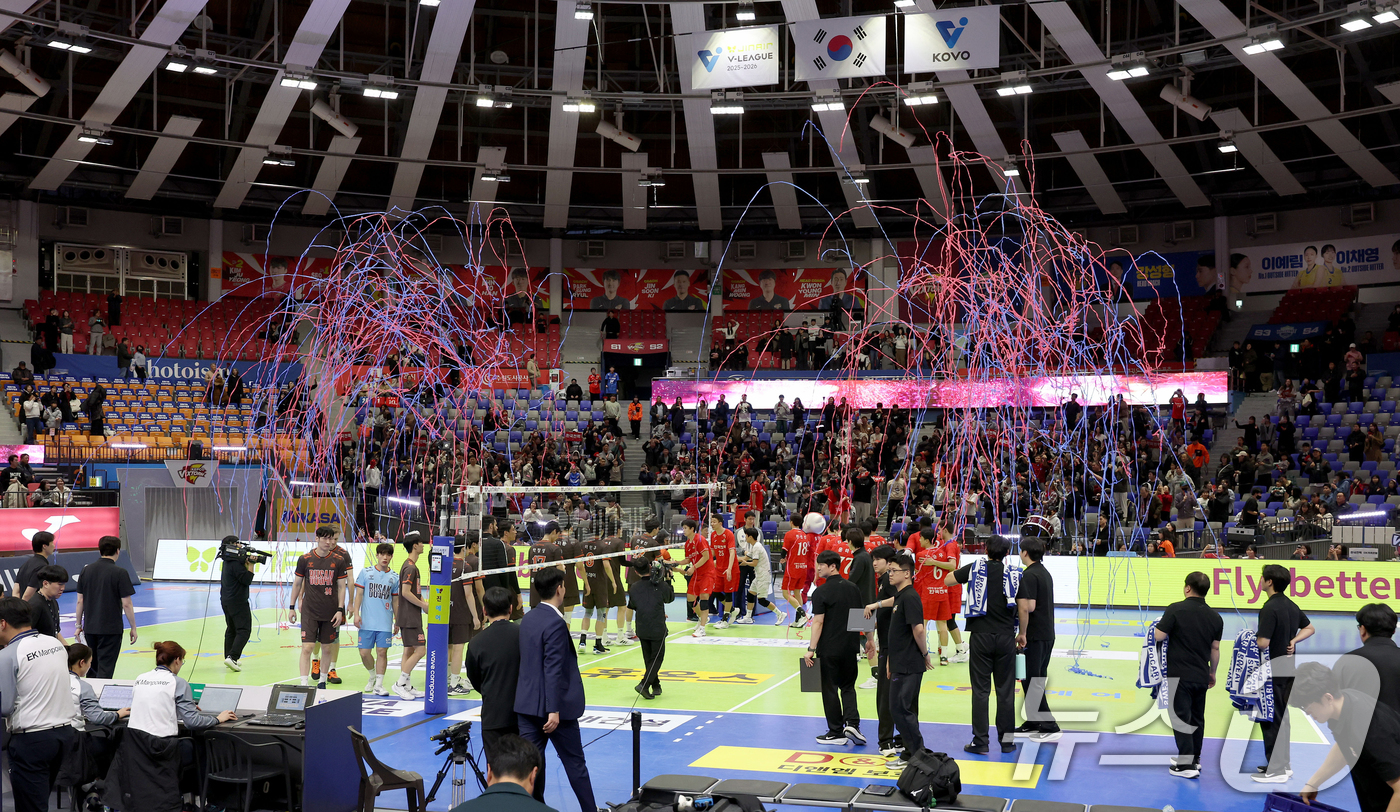 (서울=뉴스1) 이호윤 기자 = 6일 수원실내체육관에서 열린 진에어 2025-26 V-리그 프로배구대회 한국전력과  OK저축은행과의 경기, 한국전력 선수들이 3-1로 승리를 거둔 …