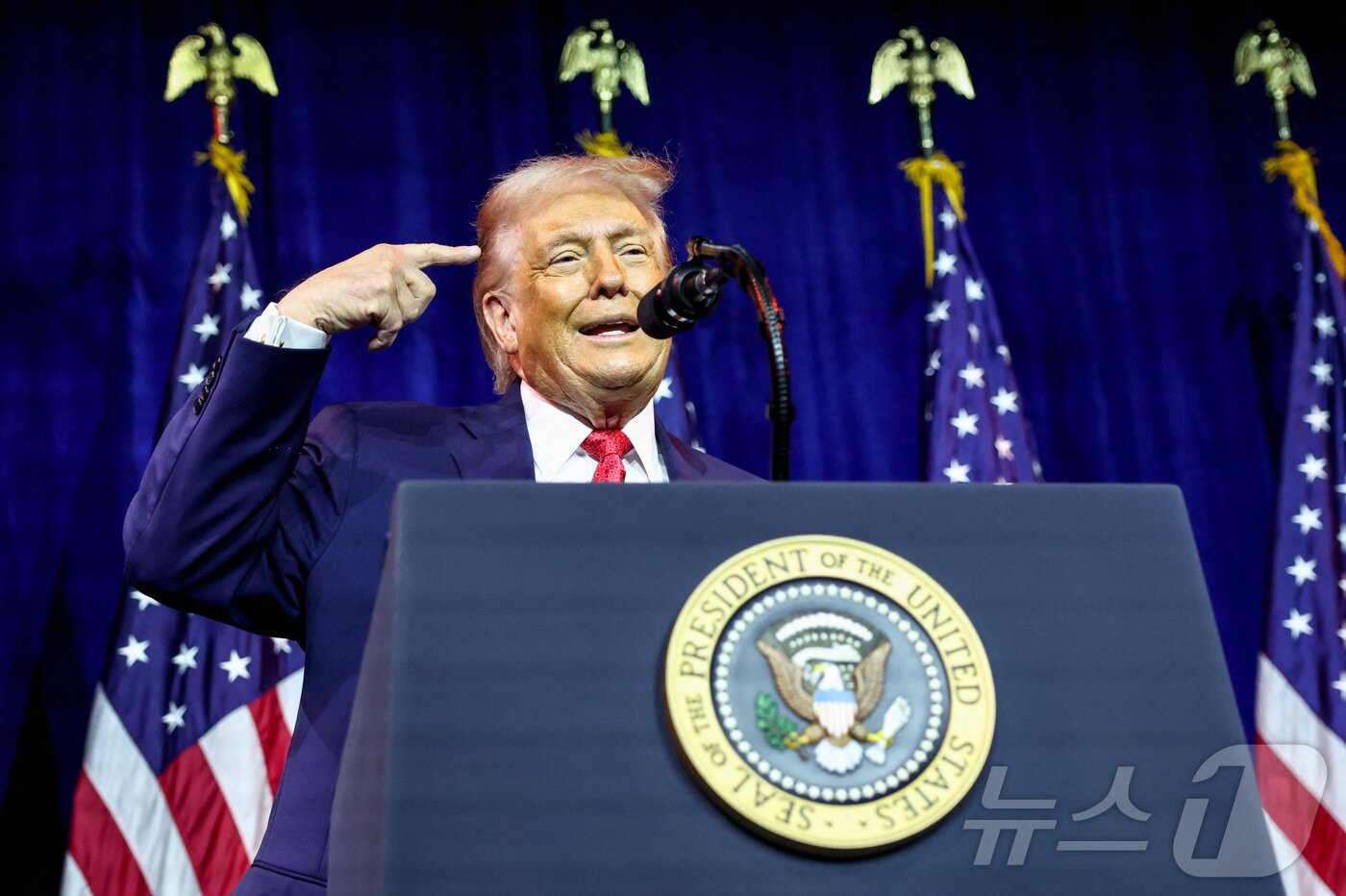 본문 이미지 - 도널드 트럼프 미국 대통령이 6일(현지시간) 미국 워싱턴DC '트럼프-케네디 센터'에서 열린 하원 공화당 연례 정책 회의에서 연설하고 있다. 2026.01.06. ⓒ 로이터=뉴스1 ⓒ News1 류정민 특파원